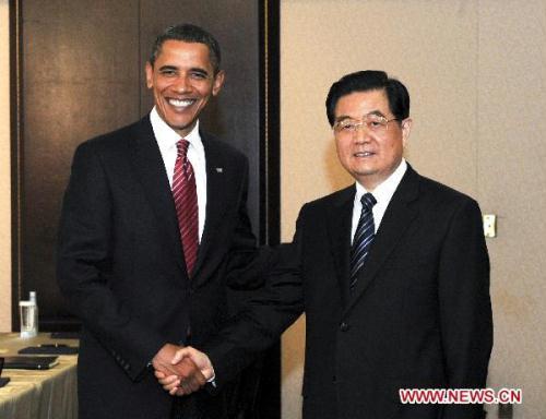 Chinese President Hu Jintao (R) meets with U.S. President Barack Obama in Toronto, Canada, June 26, 2010. [Xinhua]