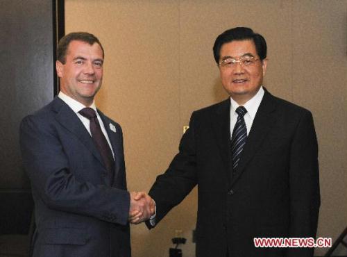 Chinese President Hu Jintao (R) meets with Russian President Dmitry Medvedev in Toronto, Canada, June 26, 2010. [Xinhua]