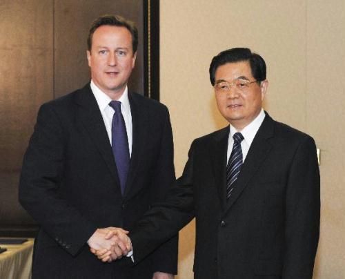 Chinese President Hu Jintao (R) meets with British Prime Minister David Cameron in Toronto, Canada, June 26, 2010. [Xinhua]