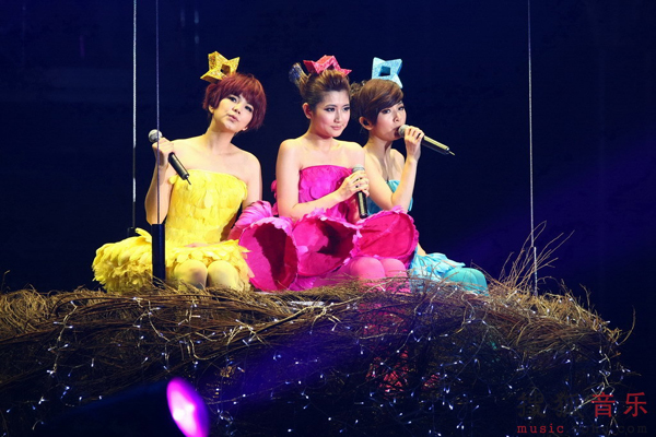 'S.H.E IS THE ONE World Tour 2010' arrived at the Capital Indoor Stadium in Beijing on Saturday, June 26, 2010. The girl band presented more than 40 songs to delight their Beijing fans. 