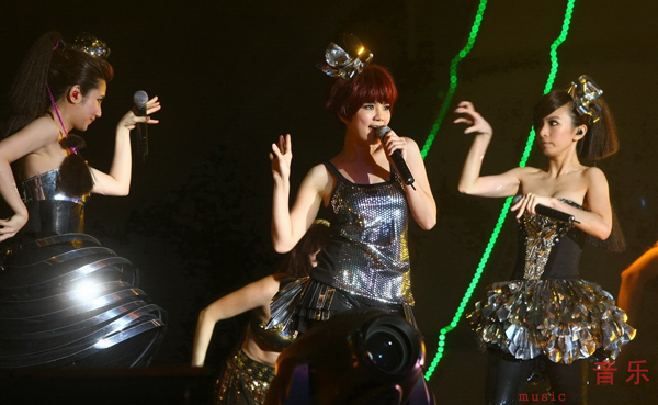 'S.H.E IS THE ONE World Tour 2010' arrived at the Capital Indoor Stadium in Beijing on Saturday, June 26, 2010. The girl band presented more than 40 songs to delight their Beijing fans. 