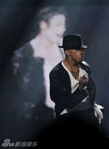 Chris Brown performs during a segment honoring Michael Jackson at the 2010 BET Awards in Los Angeles June 27, 2010. 