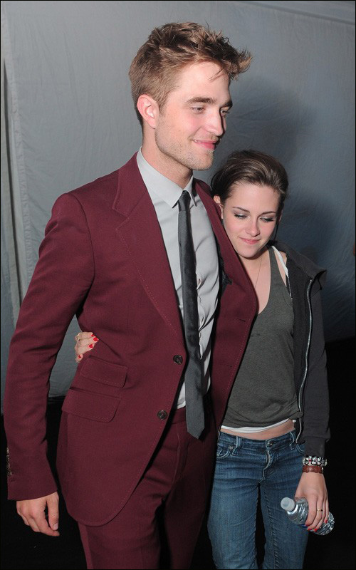 'Twilight' couple Robert Pattinson and Kristen Stewart cuddle at the premiere of 'Eclipse' in Los Angeles. 