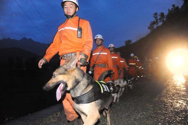 Rescuers rush to aid of landslide victims in Dazhai Village, Guanling County of Southwest China&apos;s Guizhou province Monday. A landslide caused by heavy rains buried at least 107 people Monday in the village and there was little hope for their survival, a local official said. [Xinhua] 