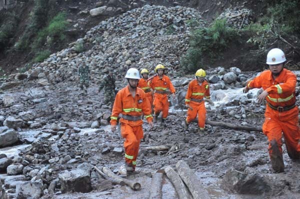 Rescuers search for survivors of the landslide in Dazhai Village, Guanling County of Southwest China&apos;s Guizhou province Monday. A landslide caused by heavy rains buried at least 107 people Monday in the village and there was little hope for their survival, a local official said. [Xinhua]