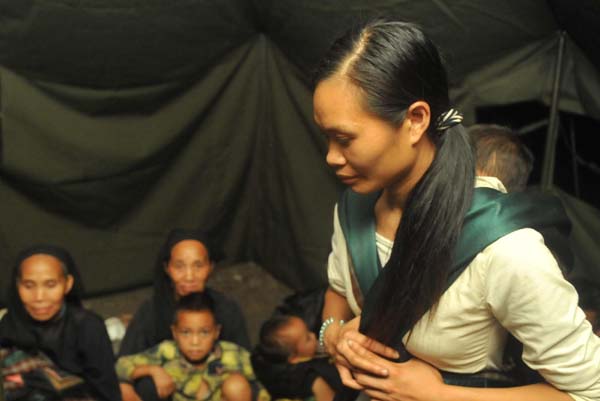 Villagers are transferred to safe communities after a landslide struck the Dazhai Village in Guanling County of Southwest China&apos;s Guizhou province Monday. A landslide caused by heavy rains buried at least 107 people Monday in the village and there was little hope for their survival, a local official said. [Xinhua]