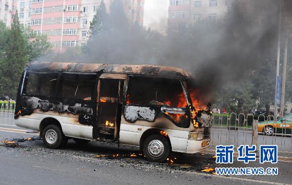 A minivan burns on Xuanwumen West Street, Beijing on June 28, 2010.[Xinhua]