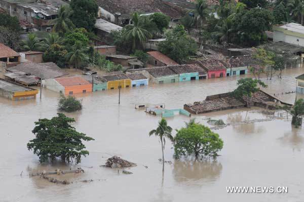 Aerial photo taken on June 28, 2010 shows the flood in Agua Preta in northeast Brazil's Pernambuco State.[Agencia Estado/Xinhua]