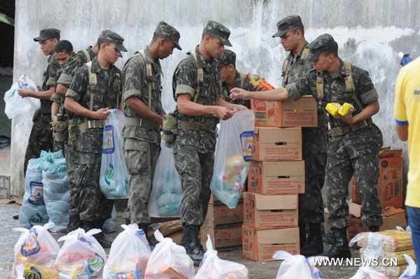 Soldiers prepare food for the flood victims in Barreiros in northeast Brazil's Pernambuco State, on June 28, 2010. [Agencia Estado/Xinhua]