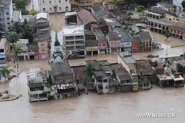 Aerial photo taken on June 28, 2010 shows the flood in Palmares in northeast Brazil's Pernambuco State.[Agencia Estado/Xinhua]