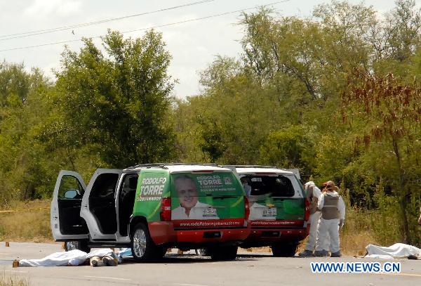 Investigators work at the scene where Rodolfo Torre Cantu, candidate of the Institutional Revolutionary Party (PRI) for governor of the Mexican state of Tamaulipas, was killed with four aides in an ambush near the airport in Ciudad Victoria, Mexico, June 28, 2010. [Xinhua] 