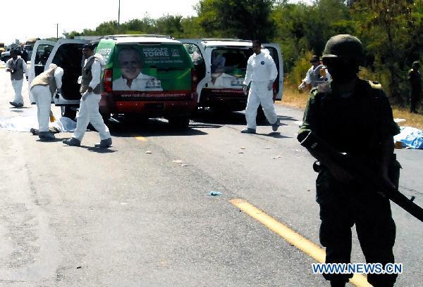 Investigators work at the scene where Rodolfo Torre Cantu, candidate of the Institutional Revolutionary Party (PRI) for governor of the Mexican state of Tamaulipas, was killed with four aides in an ambush near the airport in Ciudad Victoria, Mexico, June 28, 2010. [Xinhua]