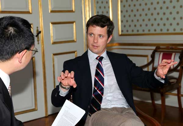 Crown Prince Frederik of Denmark (R) takes an interview with a journalist from Xinhua News Agency in Copenhagen, June 24, 2010. Denmark and China should increasingly engage in more cultural exchanges, Frederik said. [Xinhua/Lin Miao] 
