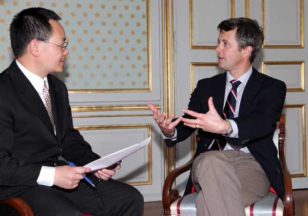 Crown Prince Frederik of Denmark (R) takes an interview with a journalist from Xinhua News Agency in Copenhagen, June 24, 2010. Denmark and China should increasingly engage in more cultural exchanges, Frederik said. [Xinhua/Lin Miao]