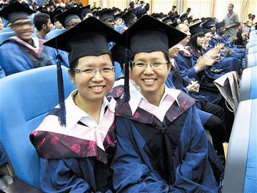 June 21 was the graduation ceremony of 2010 in Wuhan University. In the picture the twin sisters from Vietnam get their master's degrees. A total of 516 students from 71 countries have successfully completed their education in Wuhan University this year with 330 getting their degrees, doubling from last year. 