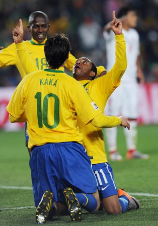 Brazil thump Chile 3-0 to reach Cup last 8