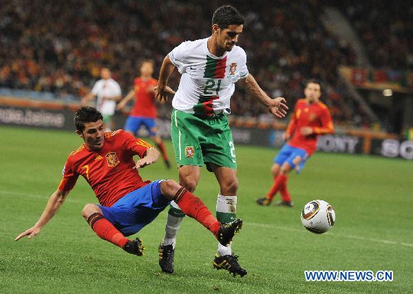 David Villa (L) of Spain vies with Ricardo Costa of Portugal during the 2010 World Cup round of 16 soccer match at Green Point stadium in Cape Town, South Africa, on June 29, 2010. Spain won the match 1-0. [Xinhua]