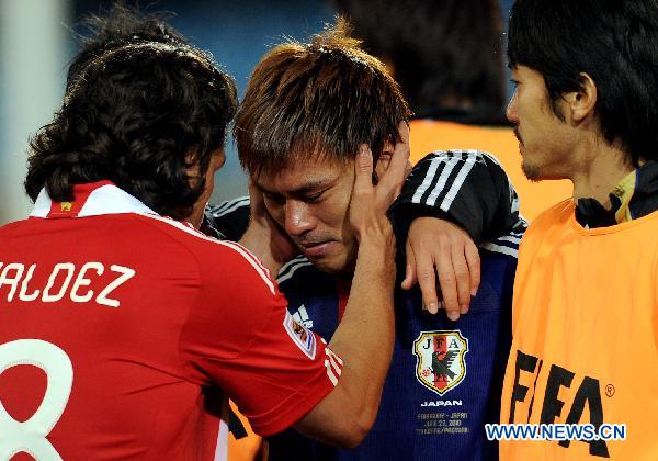 Paraguay Nelson Valdez (L) comforts Japan&apos;s Yuichi Komano (C) after Komano missing his shot during a penalty shootout of the 2010 World Cup round of 16 soccer match at Loftus Versfeld Stadium in Tshwane, South Africa, on June 29, 2010. Paraguay 5-3 and qualified for the quarterfinals. [Xinhua]