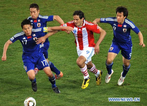 Japan&apos;s Makoto Hasebe (L), Yuto Nagatomo and Shinji Okazaki (R) fight for the ball with Paraguay&apos;s Roque Santa Cruz (C) during the 2010 World Cup round of 16 soccer match against Paraguay at Loftus Versfeld Stadium in Tshwane, South Africa, on June 29, 2010. Japan lost 3-5 in a penalty shootout. [Xinhua]