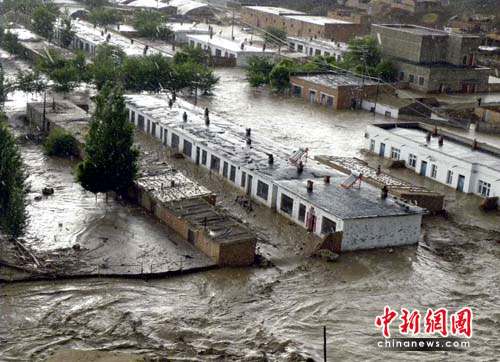 Flash floods submerge residential buildings in Qitai County, Northwest China&apos;s Xinjiang Uygur autonomous region. Over 580 students and teachers at a boarding school were saved from the flood within half an hour thanks to five frontier police officers who rushed to the site in heavy rain, the China News Agency reported Tuesday. [Chinanews.com]