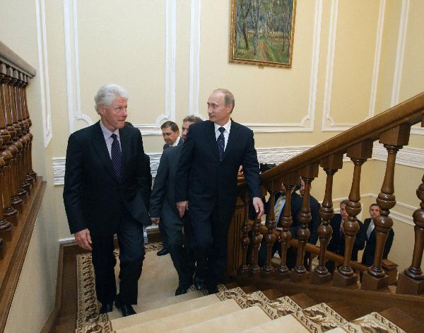 Russia's Prime Minister Vladimir Putin (R) meets with former U.S. President Bill Clinton at the Novo-Ogaryovo residence outside Moscow, June 29, 2010. Putin criticised the U.S. arrests of suspects in an alleged Russian spy ring and said on Tuesday he hoped the scandal would not set back improving Russian-U.S. ties. [Xinhua]