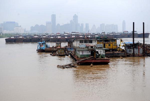 Halted ships are seen on Ganjiang River in Nanchang, capital of east China's Jiangxi Province, on June 29, 2010. The province entered post-flood period since 10 a.m. Monday as floods have receded in many area. [Xinhua]
