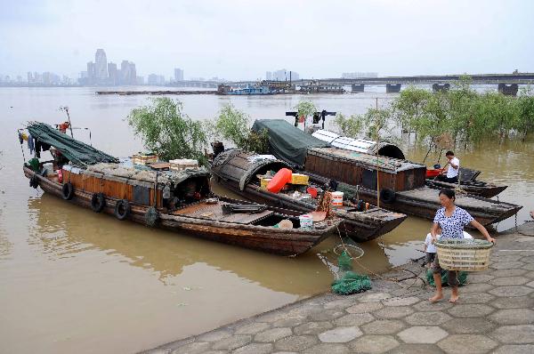 Ships are seen beside Ganjiang River in Nanchang, capital of east China's Jiangxi Province, on June 29, 2010. The province entered post-flood period since 10 a.m. Monday as floods have receded in many area. [Xinhua]