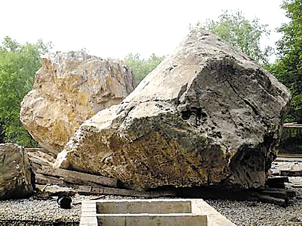 Giant stones in Yangtze River may be remnants of ancient cliff inscription.