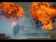 Riot police take part in a large-scale anti-terrorism drill in Beijing, June 30, 2010. The largest ever anti-terrorism drill, covering 18 districts of Beijing, started on Wednesday.[Xinhua]