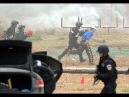 Riot police take part in a large-scale anti-terrorism drill in Beijing, June 30, 2010. The largest ever anti-terrorism drill, covering 18 districts of Beijing, started on Wednesday.[Xinhua]