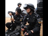 Riot police take part in a large-scale anti-terrorism drill in Beijing, June 30, 2010. The largest ever anti-terrorism drill, covering 18 districts of Beijing, started on Wednesday.[Xinhua]