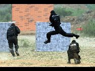 Riot police take part in a large-scale anti-terrorism drill in Beijing, June 30, 2010. The largest ever anti-terrorism drill, covering 18 districts of Beijing, started on Wednesday.[Xinhua]