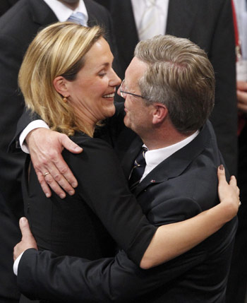 Germany's new President Christian Wulff, right, kisses his wife Bettina Wulff after the German presidential election in the Berlin at the Reichstag building, Wednesday, June 30, 2010. [Xinhua]