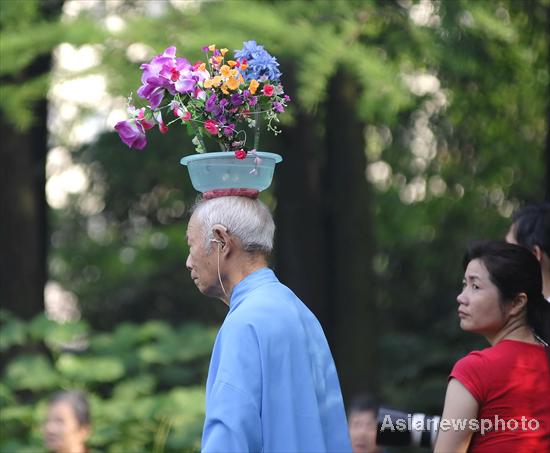 The weird appearance draws attention in Shanghai, June 30, 2010. [Photo/Asianewsphoto] 