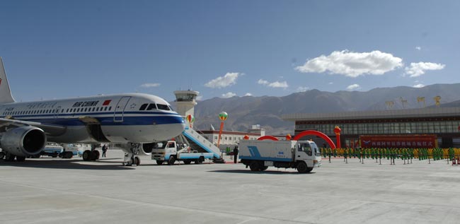 An Airbus A319 lands at the Gunsa Airport in Ngari Prefecture in Tibet autonomous region on July 1, 2010. [Xinhua]