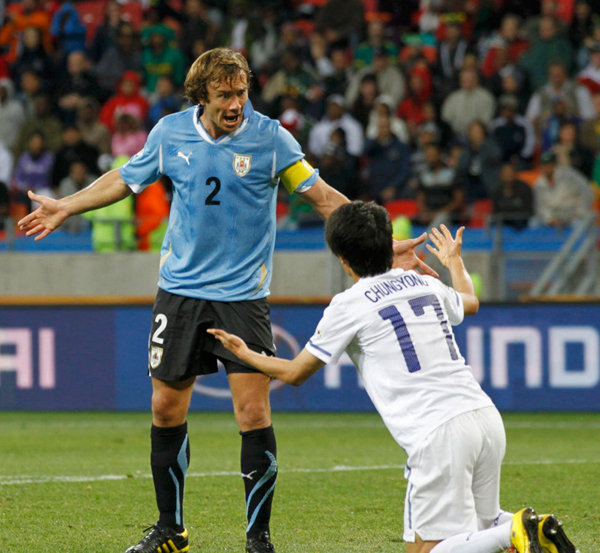 Uruguay captain Diego Alfredo Lugano Morena (L). [Xinhua]