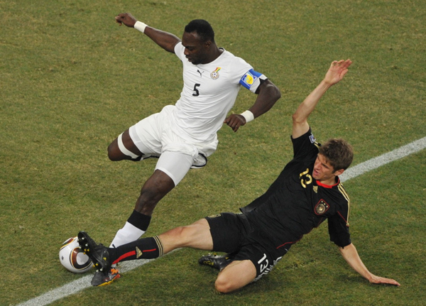  Ghana captain John Mensah (L). [Xinhua]