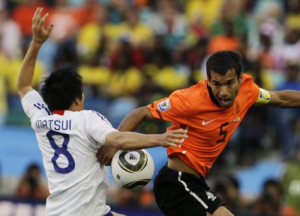 Netherlands captain Giovanni Van Bronckhorst (R). [Xinhua]