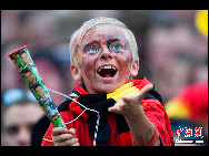 Kids excited at World Cup. [Chinanews.com]