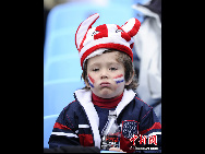 Kids excited at World Cup. [Chinanews.com]