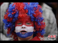 Kids excited at World Cup. [Chinanews.com]