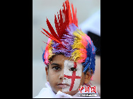 Kids excited at World Cup. [Chinanews.com]