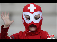 Kids excited at World Cup. [Chinanews.com]