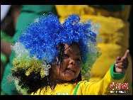 Kids excited at World Cup. [Chinanews.com]