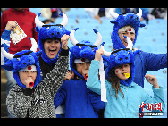 Kids excited at World Cup. [Chinanews.com]