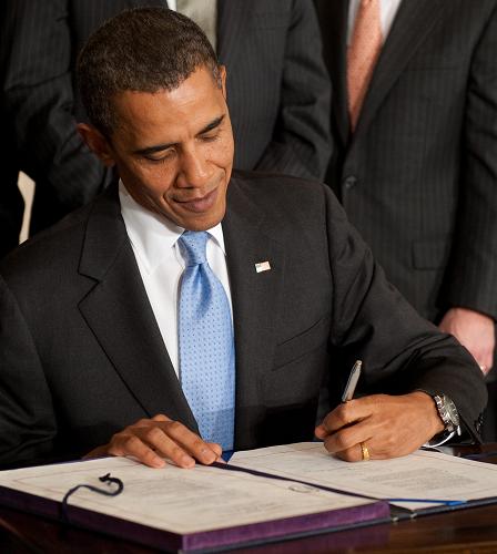 US President Barack Obama signs the Iran Sanctions Bill in the East Room of the White House in Washington, DC, July 1, 2010.[Xinhua]