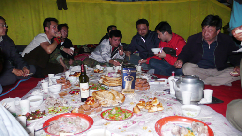 Tourists are tasting the local food featuring Xinjiang flavor.