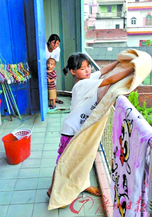 A daughter does housework. [Photo/Guangzhou Daily]