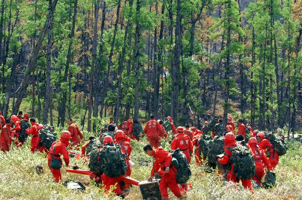 Firefighters prepare to enter the fire scene in the Greater Hinggan Mountains of northeast China's Heilongjiang Province, July 2, 2010. 