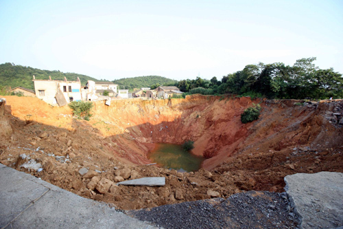 A cave-in occurred during the floods is seen in Ningxiang county, Central China's Hunan Province, July 1, 2010. [Photo/Xinhua] 